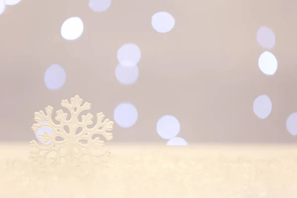 Piękny Ozdobny Płatek Śniegu Przed Rozmytymi Świątecznymi Światłami Miejsce Tekst — Zdjęcie stockowe