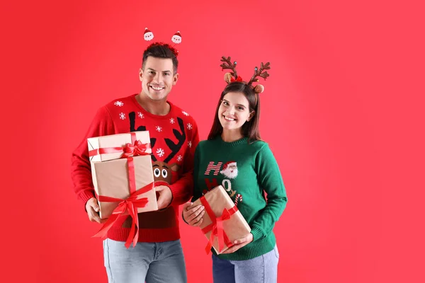 Vackra Glada Par Jul Pannband Och Tröjor Som Håller Gåvor — Stockfoto