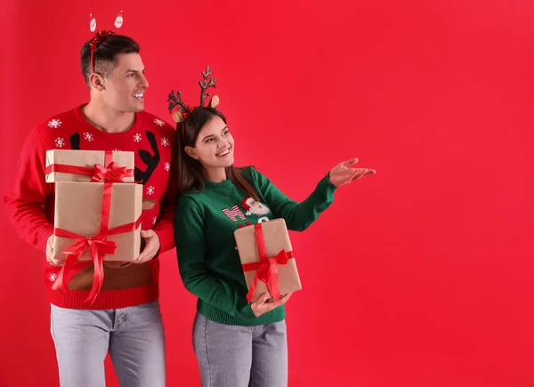 Hermosa Pareja Feliz Diademas Navidad Suéteres Con Regalos Sobre Fondo —  Fotos de Stock