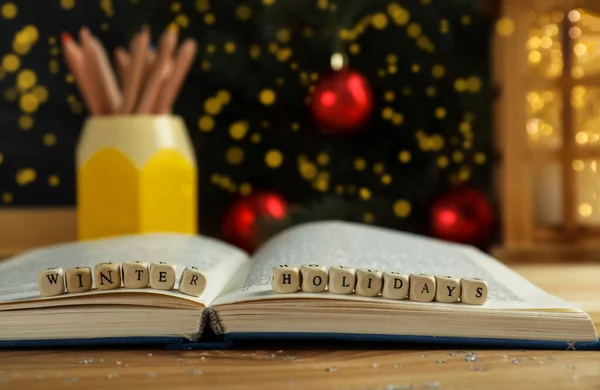Winter Holidays 문구와 Open Book Table Closeup 큐브입니다 원문을 — 스톡 사진