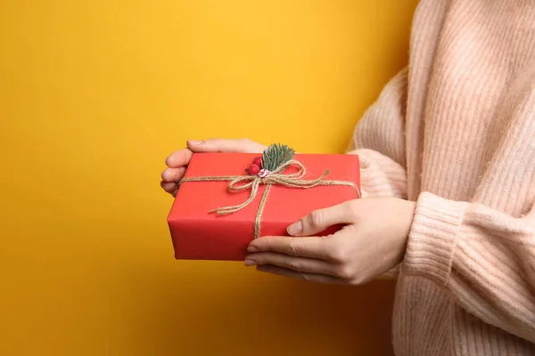 Femme Tenant Boîte Cadeau Noël Sur Fond Jaune Gros Plan — Photo