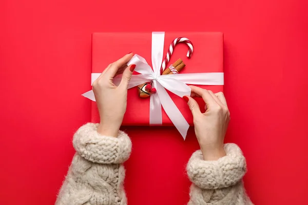 Kvinna Som Håller Jul Presentförpackning Röd Bakgrund Ovanifrån — Stockfoto