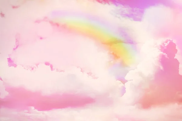 Toller Himmel Mit Regenbogen Und Flauschigen Wolken Getönt Einhornfarben — Stockfoto