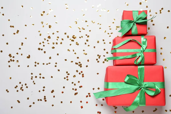 Beyaz arka planda farklı hediye kutularıyla yapılmış Noel ağacı. Metin için boşluk