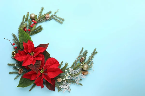 Vlakke Lay Compositie Met Mooie Poinsettia Licht Cyaan Achtergrond Ruimte — Stockfoto