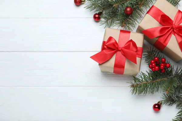 Composição Leigos Planos Com Caixas Presente Decorações Natal Mesa Madeira — Fotografia de Stock