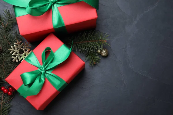 Composição Leigos Planos Com Caixas Presente Decorações Natal Mesa Cinza — Fotografia de Stock