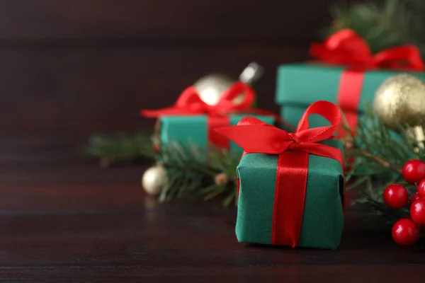 Κουτιά Δώρων Και Χριστουγεννιάτικες Διακοσμήσεις Ξύλινο Τραπέζι Χώρος Για Κείμενο — Φωτογραφία Αρχείου