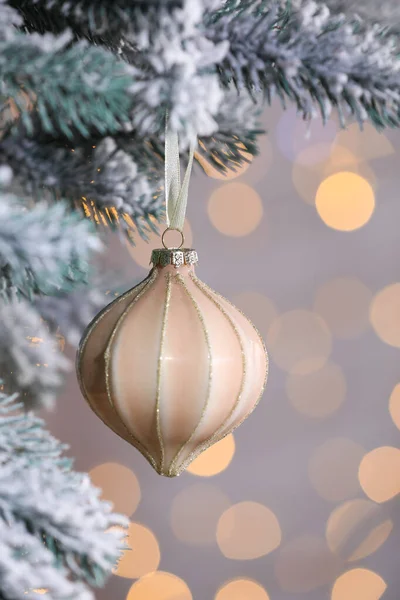 Árbol Navidad Decorado Con Adornos Navideños Contra Luces Borrosas Primer — Foto de Stock