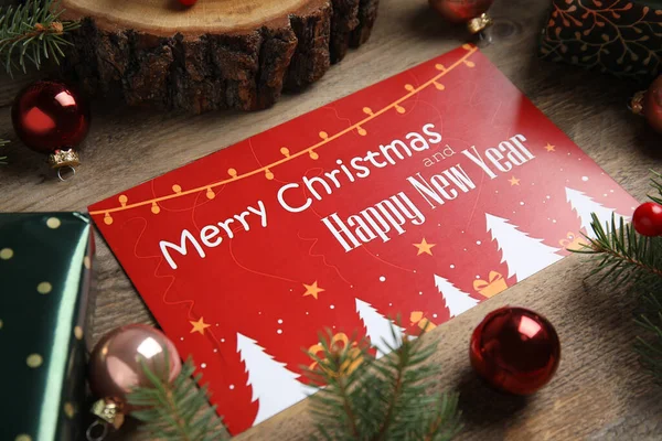 木製の背景にグリーティングカードとクリスマスの装飾 クローズアップ — ストック写真