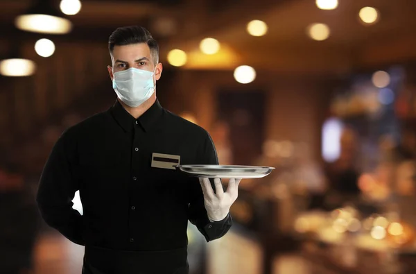 Servitör Medicinsk Ansiktsmask Med Bricka Restaurang — Stockfoto