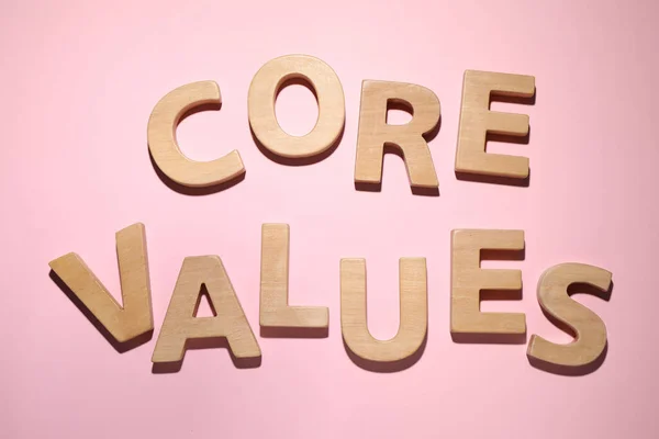 Fras Core Values Gjord Trä Bokstäver Rosa Bakgrund Platt Låg — Stockfoto