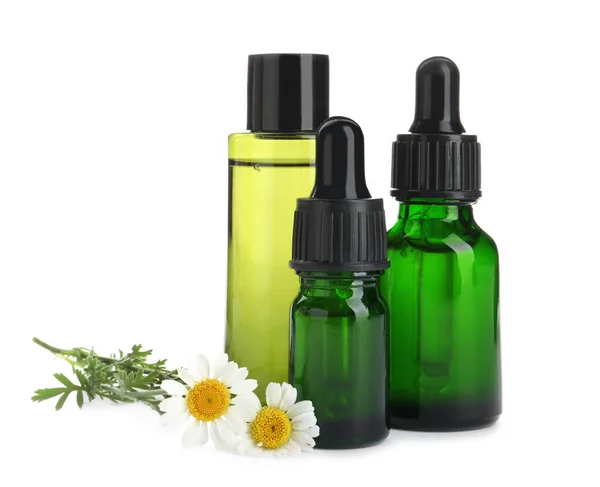 Kamillenblüte Und Kosmetikprodukte Auf Weißem Hintergrund — Stockfoto