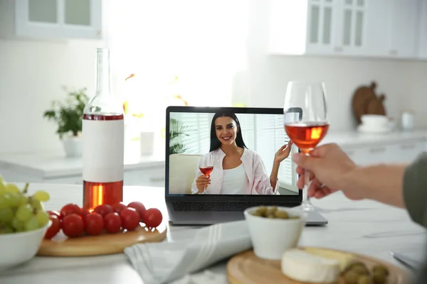 Přátelé Pijící Víno Při Komunikaci Prostřednictvím Online Videokonference Kuchyni Sociální — Stock fotografie
