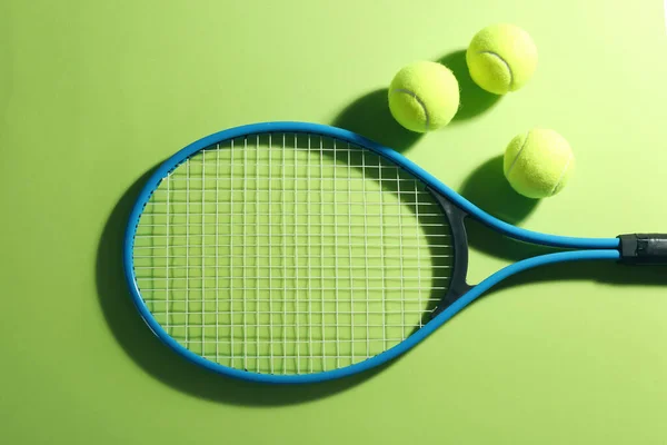 Tennis Racket Ballen Groene Achtergrond Plat Lay Sportuitrusting — Stockfoto