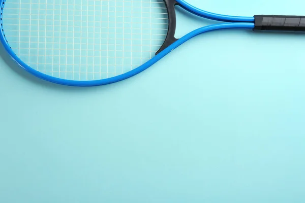 Tennisracket Lichtblauwe Achtergrond Bovenaanzicht Ruimte Voor Tekst — Stockfoto