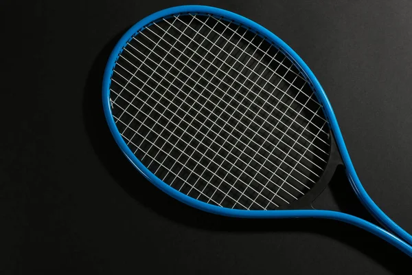 Tennisracket Zwarte Achtergrond Bovenaanzicht Sportuitrusting — Stockfoto