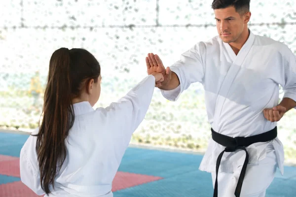 Chica Practicando Karate Con Entrenador Tatami Aire Libre — Foto de Stock
