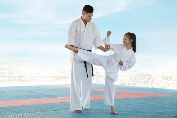 Dívka Cvičit Karate Trenérem Tatami Venku — Stock fotografie