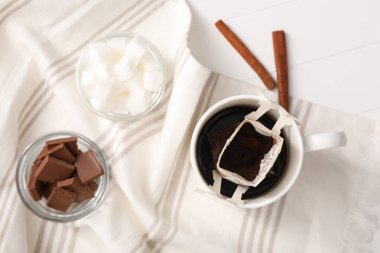 Düz kompozisyonda beyaz masada kahve damlatıyordu.