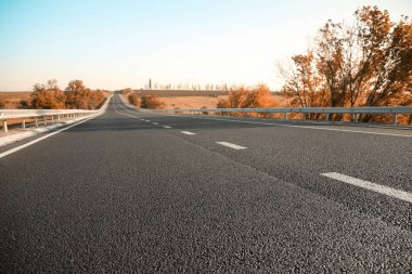 Boş asfalt otobanın güzel manzarası. Yolculuk
