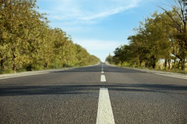 Boş asfalt otobanın güzel manzarası. Yolculuk