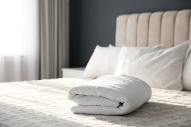 Yatağın üzerinde katlanmış temiz bir battaniye.