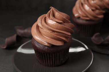 Lezzetli taze çikolatalı kek masada, yakın plan.