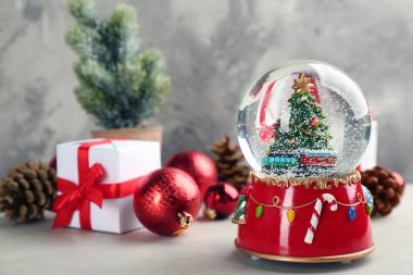 Güzel Noel kar küresi ve ışık masasında şenlikli bir dekor.