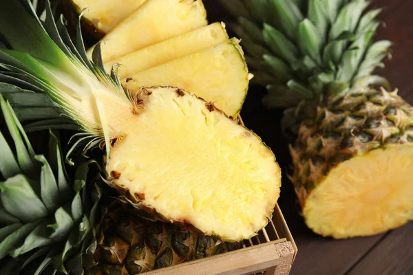 Leckere Geschnittene Ananas Holzkiste Auf Dem Tisch Nahaufnahme — Stockfoto