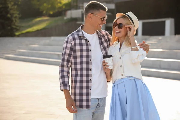 Gelukkig Paar Met Drinken Wandelen Langs Stad Straat Zomerdag — Stockfoto