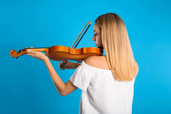 Bella Donna Che Suona Violino Sfondo Blu — Foto Stock