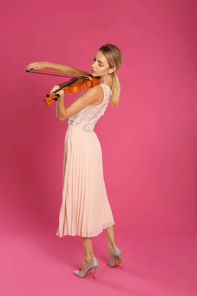 Belle Femme Jouant Violon Sur Fond Rose — Photo