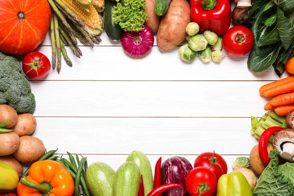 Farklı Taze Sebzelerin Çerçevesi Beyaz Ahşap Masada Düz Yerde Metin — Stok fotoğraf