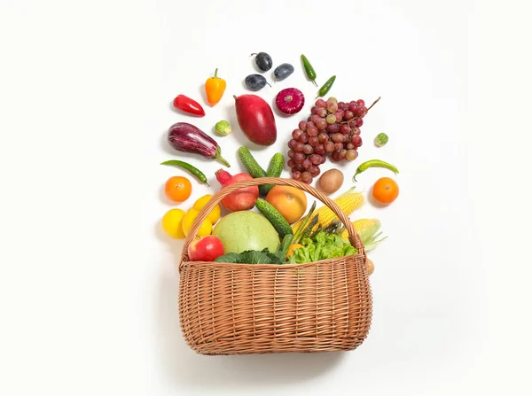 Cesto Con Assortimento Frutta Verdura Fresca Biologica Sfondo Bianco Vista — Foto Stock