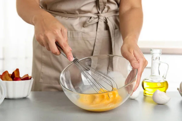 Mulher Bater Ovos Mesa Cinzenta Close Cozinhar Bolo Delicioso — Fotografia de Stock