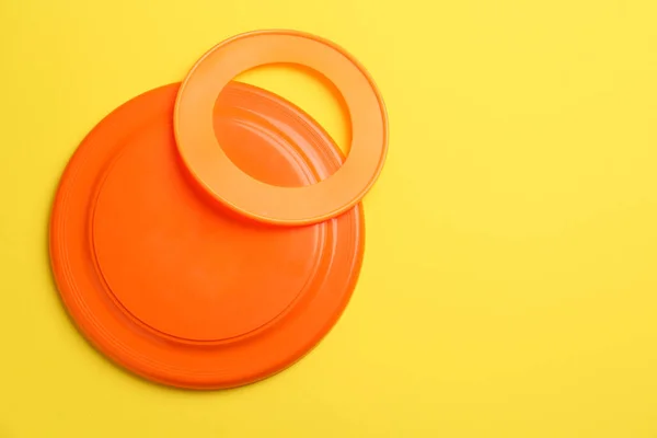 Plastový Frisbee Disk Prsten Žlutém Pozadí Plochý Ležel Mezera Pro — Stock fotografie