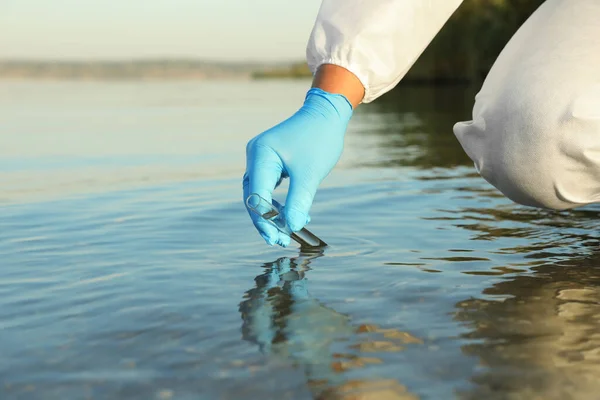 Naukowiec Probówką Pobierający Próbkę Rzeki Analizy Zbliżenie — Zdjęcie stockowe