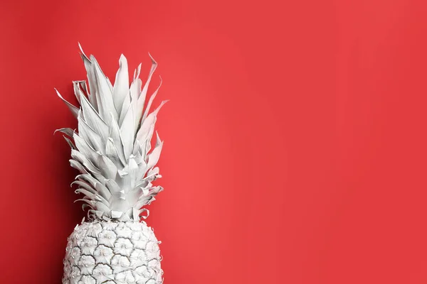 Witte Ananas Rode Achtergrond Bovenaanzicht Met Ruimte Voor Tekst Creatief — Stockfoto