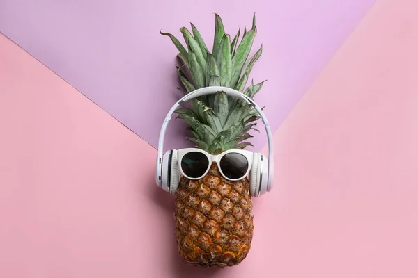 Ananas Avec Écouteurs Lunettes Soleil Sur Fond Couleur Vue Dessus — Photo