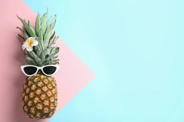 Vue Dessus Ananas Avec Des Lunettes Soleil Fleur Sur Fond — Photo