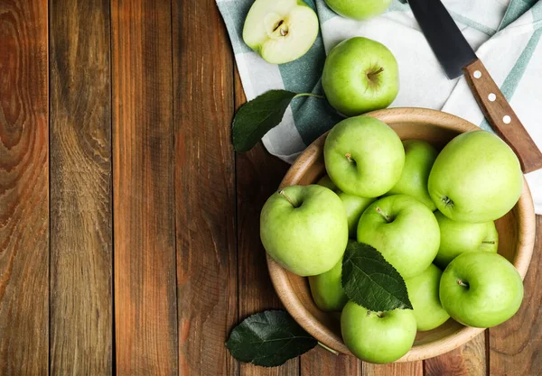 Pommes Vertes Mûres Fraîches Couteau Sur Table Bois Plat Espace — Photo