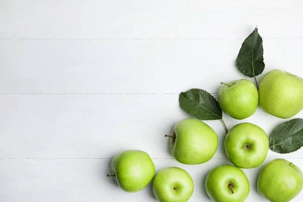 Pommes Vertes Mûres Feuilles Sur Table Bois Blanc Plat Espace — Photo