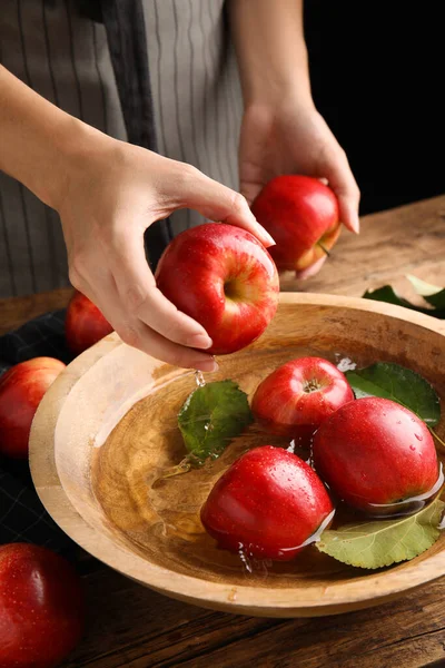 Frau Wäscht Reife Rote Äpfel Schüssel Mit Wasser Tisch Nahaufnahme — Stockfoto