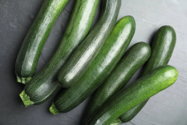 Grüne Reife Zucchinis Auf Schwarzem Schiefertisch Flach Gelegt — Stockfoto