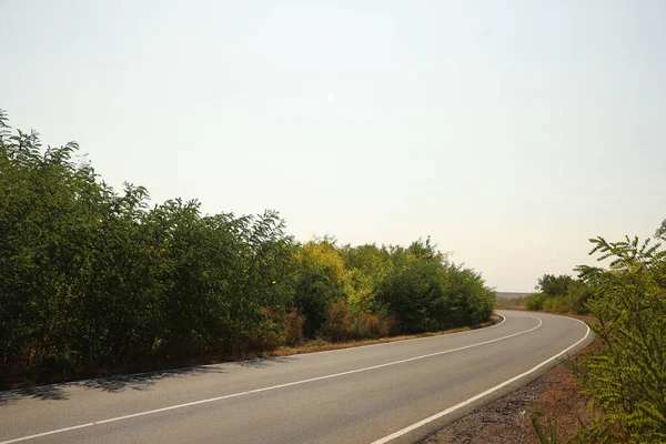 Piękny Widok Pustą Asfaltową Autostradę Wycieczka — Zdjęcie stockowe