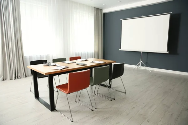 Interior Moderno Sala Reuniões Com Mesa Grande Tela Projeção — Fotografia de Stock