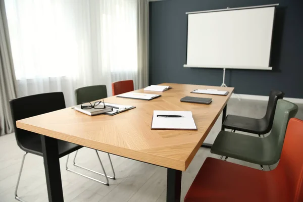 具有大桌子和投影屏幕的现代会议室内部 — 图库照片