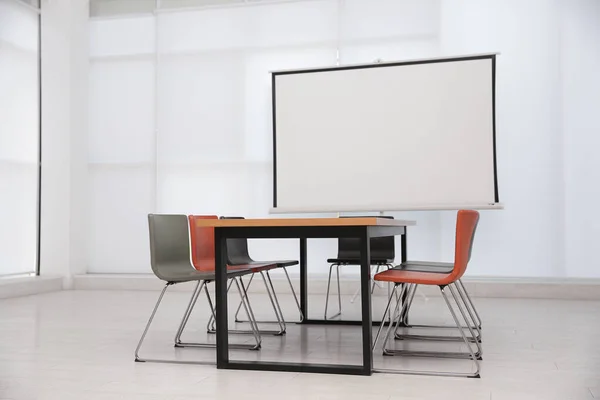 木製のテーブルとビデオ投影画面と会議室のインテリア — ストック写真