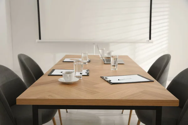 Konferenciaterem Belseje Pohár Vízzel Írótáblával Fából Készült Asztalon — Stock Fotó